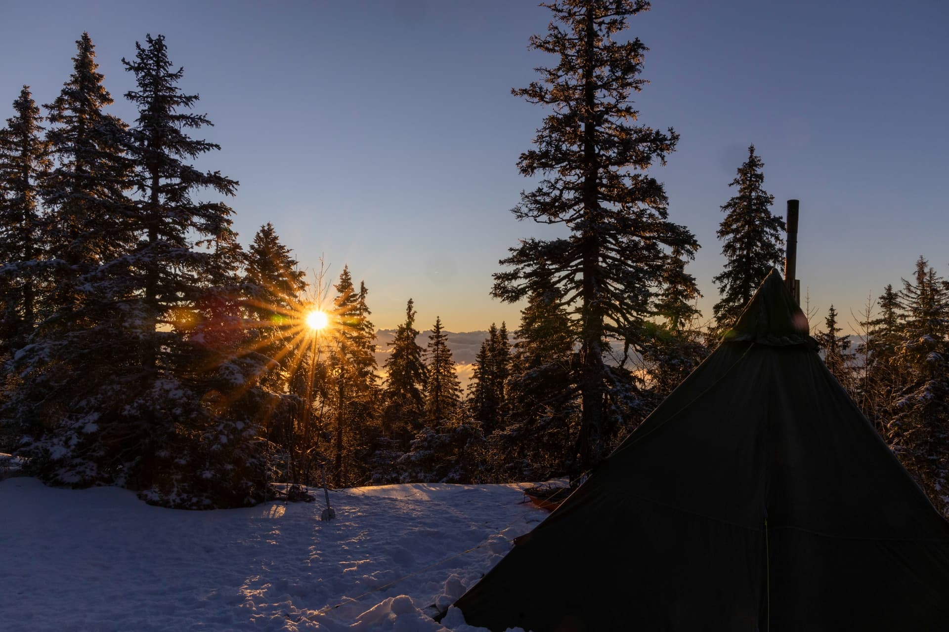 Randonnée en raquettes et bivouac hivernal sur les crêtes du Jura
